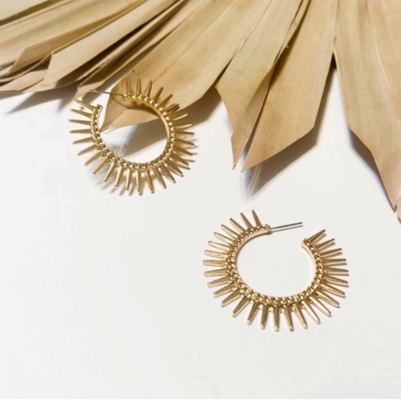 Anthro sun radiant hoop earrings in gold - Picture 2 of 6